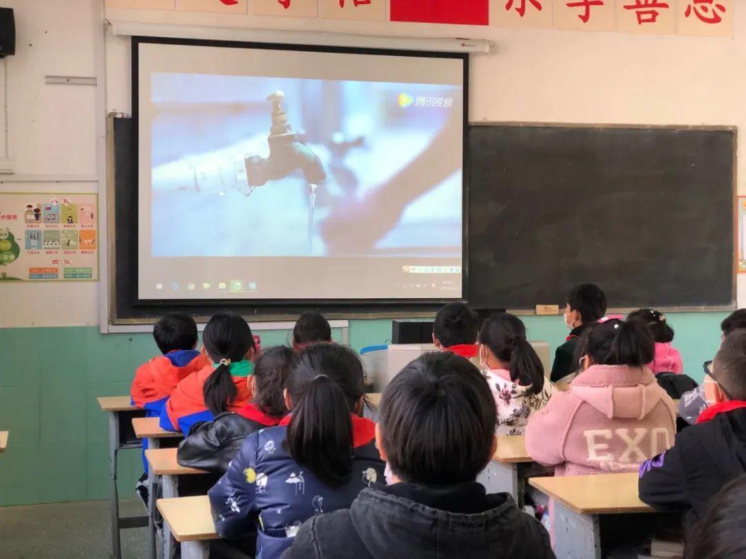 救援矮小的女孩